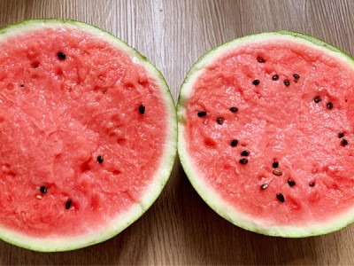 打了激素的西瓜如何辨认？老果农说：教你2招，看一眼就能区别