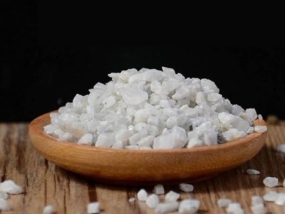 《中草药手册》寒水石的功效与作用：清热降火，利窍，消肿。