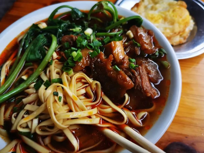 坚持手脚穴位按摩可治愈青春痘